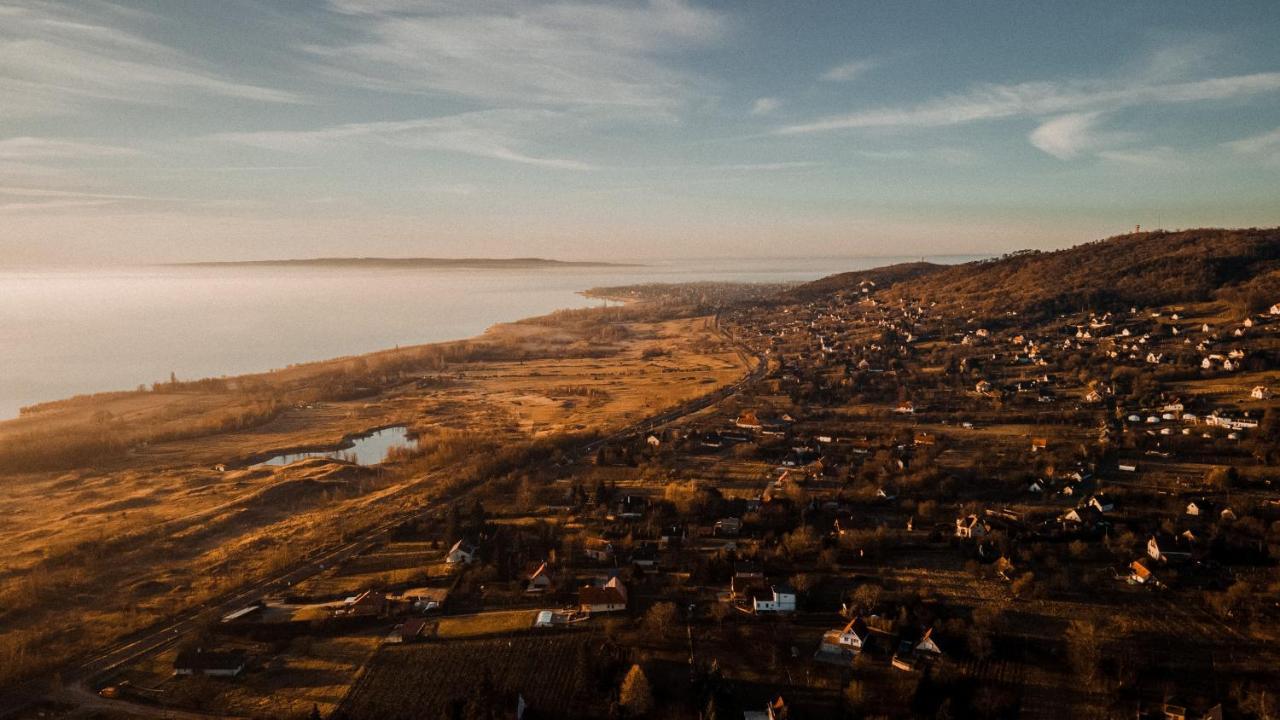 Mandulas Kabin A Kishaz Dezsaval Es Kilatassal A Balatonra Balatongyorok Ngoại thất bức ảnh